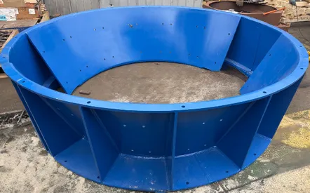 Estructura circular de acero pintada en azul