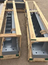 Canales de acero fabricados sobre embalaje de madera