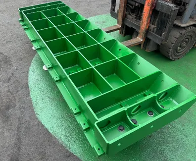 Pieza estructural de acero con celdas, pintada en verde
