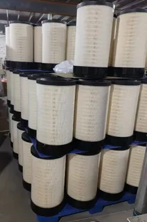 Filtros de gran tamaño apilados en bodega